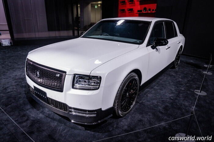 Флагманский роскошный седан получил обновлённые технологии безопасности, но его дизайн и платформа остались без изменений
8 часов назад
от Таноса Паппаса

Седан Century получает первое обновление спустя семь лет.

В стандартное оснащение теперь входит новейший пакет Safety Sense от Toyota.

Небольшие обновления сопровождены заметным повышением цены.

Бренд Century снова утвердился как отдельное подразделение сверхроскошных автомобилей Toyota, расположенное выше Lexus на вершине иерархии японской группы. Хотя в гамму вошёл внедорожник, а в ближайшем будущем ожидается и купе, бренд не отвернулся от величественного седана, носящего имя Century с 1967 года.

Подробнее: Концепт Toyota Century не может определиться, он купе, внедорожник или минивэн

Текущее поколение седана G60, представленное в 2018 году, в основном оставалось без изменений. Теперь, спустя семь лет, японский аналог Rolls‑Royce Phantom получает скромный, но значимый набор обновлений, сосредоточенных главным образом на безопасности, сопровождаемый заметным ростом цены.

Незначительная эволюция

Длина — 5 335 мм (210 дюймов). Новый седан Century получил новейший пакет Safety Sense от Toyota, который уже внедрён во многих моделях марки. Добавлены такие функции, как усовершенствованная система предколлизий с расширенным диапазоном обнаружения автомобилей, пешеходов, велосипедистов и мотоциклистов, теперь также работающая на перекрёстках.

Система Proactive Driving Assist дополнительно помогает, управляя рулём и торможением в случае внезапного появления пешехода или велосипедиста, а также смягчая замедление при следовании за медленными транспортными средствами или при приближении к повороту.

Что нового внутри?

В салоне 8‑дюймовый сенсорный экран мультимедийной системы теперь входит в стандартную комплектацию. Он поддерживает подключённую навигацию, хотя его скромный размер кажется почти ностальгическим с учётом текущих ожиданий от роскошных автомобилей в 2026 году.

Подробнее: Новый суперкар Toyota на этот раз не вышит под маркой Lexus

Кроме этого, интерьер и экстерьер остались без изменений. Новых материалов отделки или цветовых вариантов нет, и седан лишён затемняющегося заднего стекла, которое теперь доступно на внедорожнике Century.

Под капотом по-прежнему установлена унаследованная самозаряжающаяся гибридная силовая установка, позаимствованная у предыдущего поколения Lexus LS 600h. Атмосферный 5,0‑литровый V8 в сочетании с электромотором развивает суммарно 425 л.с. (317 кВт / 431 PS), передавая мощность на заднюю ось через вариатор eCVT.

Подробнее: Самый дорогой автомобиль Toyota стоит дороже, чем внедорожник Century, и вмещает семнадцать человек

Как и следовало ожидать от флагмана, Century в стандартной комплектации оснащён пневмоподвеской с электронным управлением и системой активного контроля шума.

Цена роскоши

В отличие от внедорожника Century и несмотря на глобальные амбиции бренда, седан остаётся эксклюзивом японского рынка. Немного улучшенная модель оценивается от ¥23 миллионов (эквивалентно $149 000 по текущему курсу), что на ¥2 920 000 ($19 000) больше по сравнению с предшествующей версией. Тем не менее она остаётся дешевле версии SUV, которая начинается от ¥27 миллионов ($174 000).

Раздел GRMN

Линейка Century также породила несколько редких экземпляров, включая единственный в своём роде кабриолет, построенный для императора, и гоночную версию GRMN, принадлежащую лично Акио Тойоде. Последняя недавно появилась на Japan Mobility Show 2025 с аккуратно обновлённой решёткой радиатора.

Century GRMN выделяется заниженной подвеской, эксклюзивным дизайном дисков и сдержанным карбоновым обвесом. Пакет включает передний сплиттер, боковые пороги, задний диффузор и лип‑спойлер.

Модель с маркировкой GR в официальном каталоге не указана, хотя, мы уверены, её могут изготовить на заказ, если вы сможете позволить себе услуги «Century Meisters», предлагающих неограниченные возможности персонализации и выполняющих индивидуальные заказы.